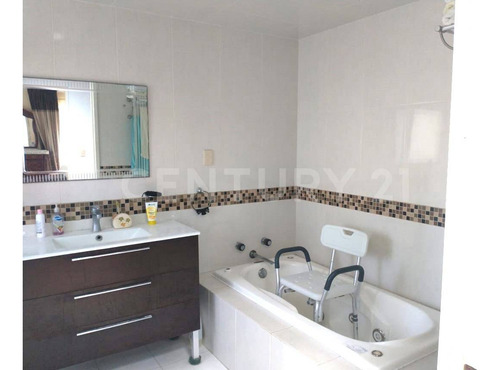 Casa En Venta De 4 Recamaras Y Amplio Jardin Cerca De Camino Real A Cholula.