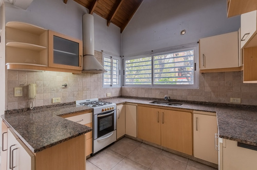 Imagen 4 de 30 de Venta De Casa Tipo Duplex De 3 Ambientes Con Cochera. En Banfield Este.
