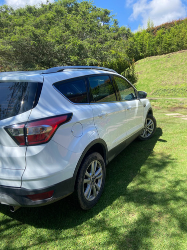 Escape S Ac 2.5 , 5p 4 X 2 Gasolina, 2.500 Pasajeros 5