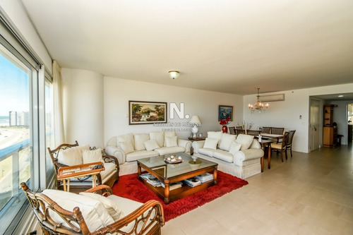 Venta De Apartamento De Dos Dormitorios En Suite Más Dependencia De Servicio En Torre Le Parc, Punta Del Este- Ref: 276