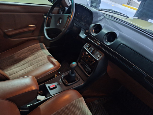 Mercedes Benz 300d. Full