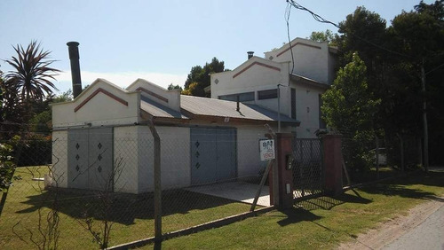 Casa Quinta En Dos Plantas Con Pileta Climatizada Y Riego Por Aspersión