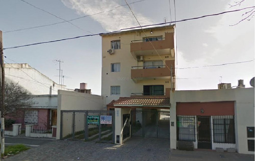 Caseros: Departamento Monoambiente En Planta Baja Al Contrafrente Muy Amplio Con Cochera Al Frente  F: 7244