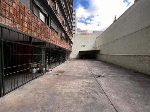 Excelente Oportunidad, Vendo Cochera De Edificio En Los Límites De Centro Y Cordón.
