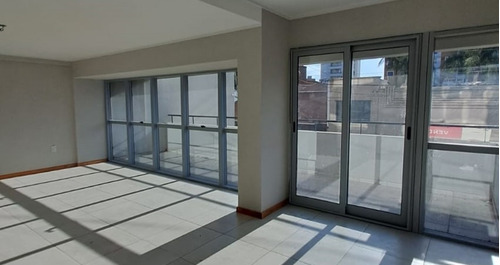 Imagen 2 de 18 de Oficina O Monoambiente Con Balcon Al Frente