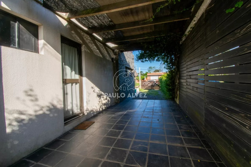 Casa En Piriápolis, Barrio Portales A 200 Metros Del Mar. Dos Dormitorios, Dos Baños, Precio Cercado.