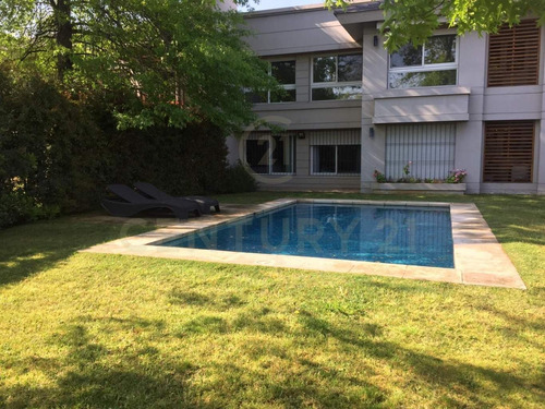 Alquiler Apartamento En Carrasco Tipo Casa, Con Piscina De Uso Exclusivo