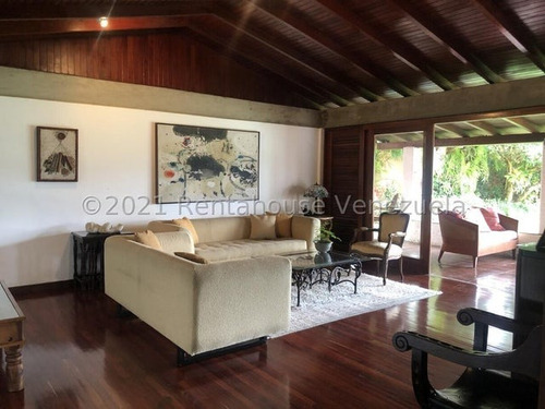 Venta De Impecable Casa En Prados Del Este / Cl