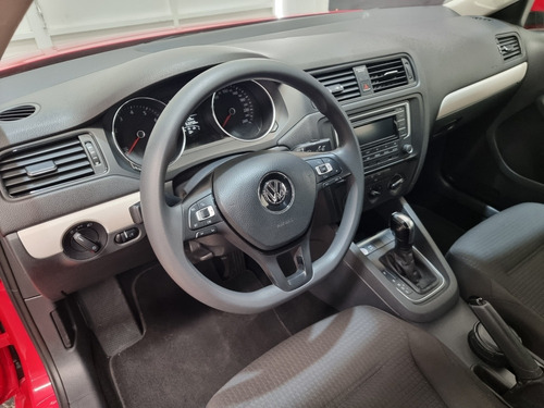 Imagen 6 de 14 de Volkswagen Jetta 2016 2.5 Trendline At