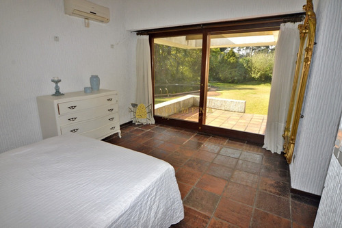 Mansa, 5 Dorm Y Dependencia Con Piscina- Ref: 3647