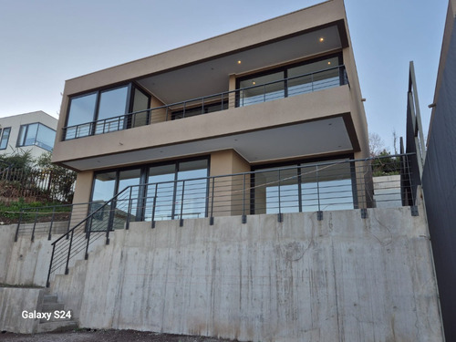 Casa Nueva Con Vista Inmejorable Vista Al Valle De La Dehesa