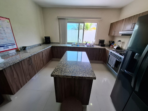 Casa En Venta En El Fracc Lomas De La Rioja