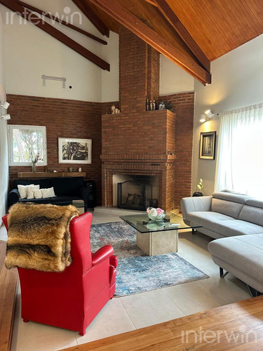 Casa En Los Pilares, 6 Ambientes, C/ Jardin Y Pileta - Venta -