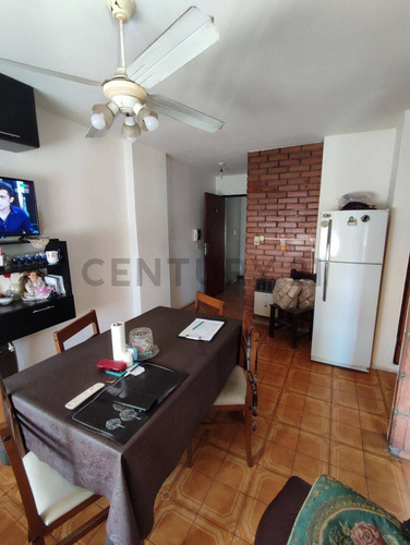 Century 21 Vende: Departamento De 2 Dormitorios En B° Centro, Santa Rosa Al 100