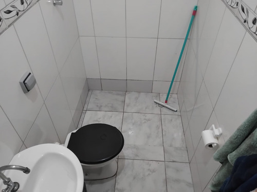Casa Com 6 Quartos, Galpão E Banheiro.