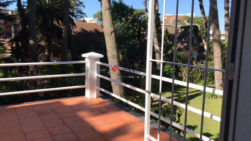 Imagen 4 de 17 de Casa De 3 Dormitorios Con Amplio Jardin Y Piscina, Totalmente Cercada.