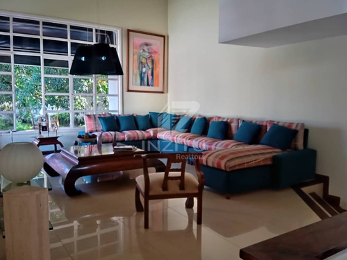 Casa Estilo Contemporáneo Ubicada En El Parral. L.m