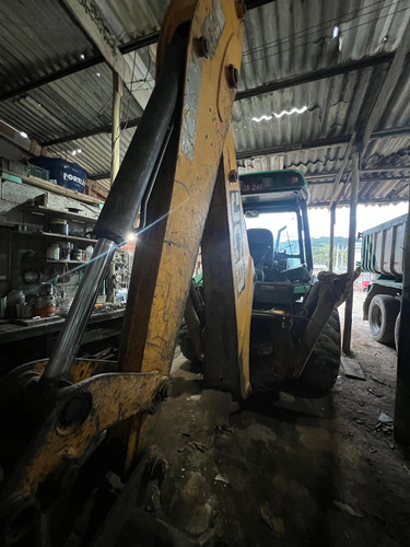 Retroescavadeira Jcb 2013/2014 4x4 Traçada