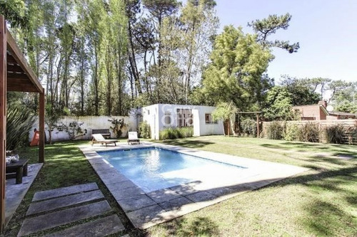 Casa En Venta Lugano 4 Dormitorios- Ref: 3634