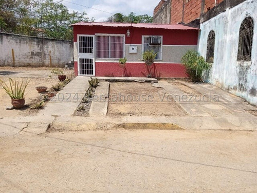 Casa En Venta Cabudare Los Yabos Codigo 2  4  2  3  4  5  1  Mildred Muy Cerca De Ciudad Traki Ideal Para Remodelar Y Ampliar A Tu Gusto Ya Que Por Su Estrategica  En Esquina  Con Un Pequeño Terreno