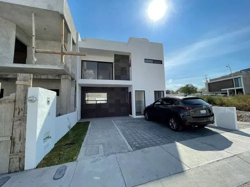 casa con amplio jardín y roof garden con opción a 4ta recámara