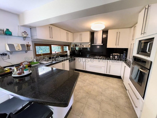 Alto Hatillo !! Hermosa Casa Con Vista Al Ávila, Impecable Cuidado Y Mantenimiento, 1.647 M2 Terreno, 408 M2 Constr., 4 Hab, 7 Baños, 6 Pe, Amplio Y Bello Anexo, Calle Cerrada Con Vigilancia Y Pozo
