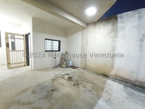 Twonhouse En Obra Blanca, Con Sus Conexiones Electricas En Las Amazonas 24-13863 Irrr