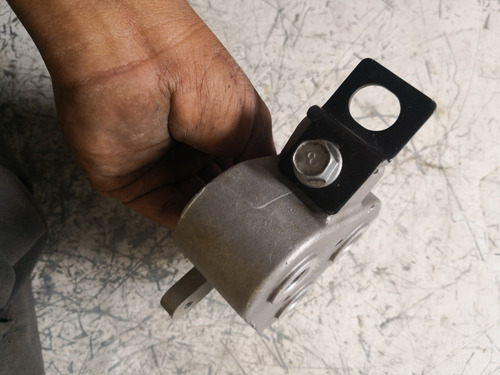Base Soporte Motor Izquierdo Attitude 1.6 Automático 06-11 (Usado)
