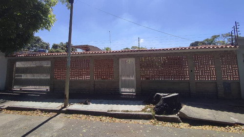 Karina Acosta Vende Casa En Urbanización Los Caobos, Valencia Plc-1063