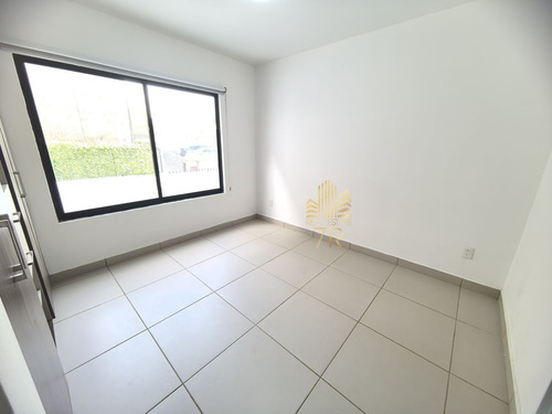Casa En Venta En Zibata Con 3 Recámaras Y Baño Privado Cada Una