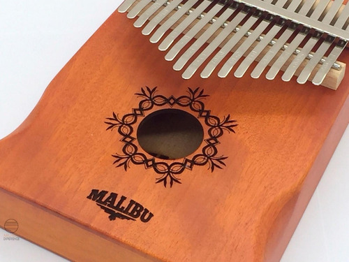 Imagem 6 de 9 de Kalimba Malibu Kb50 Mahogany Dó 17 Notas Bag E Acessórios