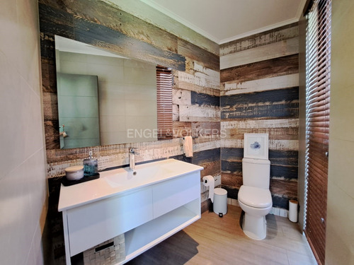 Casa Moderna De Un Piso Con Amplios Espacios En Arriendo