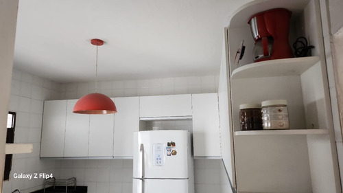 Casa Gradeada Com 5 Quartos (1 Suíte), Bem Localizada E Bem Ventilada. Reformada.