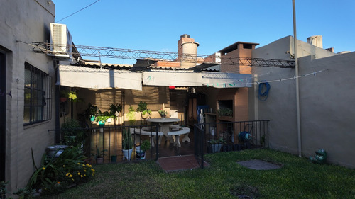 Casa De Tres Dormitorios Y Patio, Barrio Sargento Cabral, Santa Fe