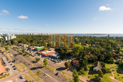 Departamento En Punta Del Este, Torre Cuenta Con Todos Los Servicios. Oportunidad Unica!!!!!!-ref:11941