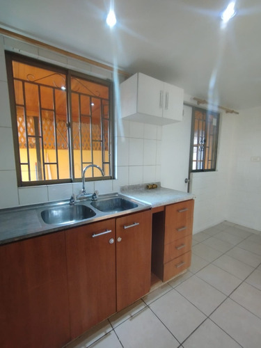 Casa 2 Pisos, Impecable, 4 Dorm., 2,5 Baños, Estac., Porton
