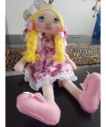 Muñeca De Tela Con Vestido Rosa Floreado Pelo Amarillo