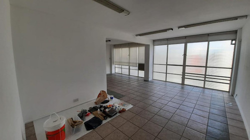 Imagen 4 de 11 de Oficina De 48 Mts2 En Venta La Favorita Luminosa Centro