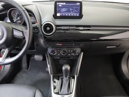 Mazda 2 TOURING SEDAN 1.5 TP 6AB