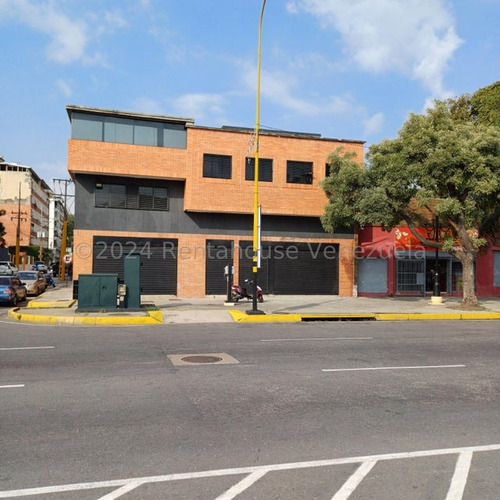  Local Comercial Ubicado En Esquina En Plena Av. Bolívar Norte De Valencia, Cuenta Con Un Área Total De 750 Mts2 Distribuidos En Mezanina Dos Pisos Y Terraza