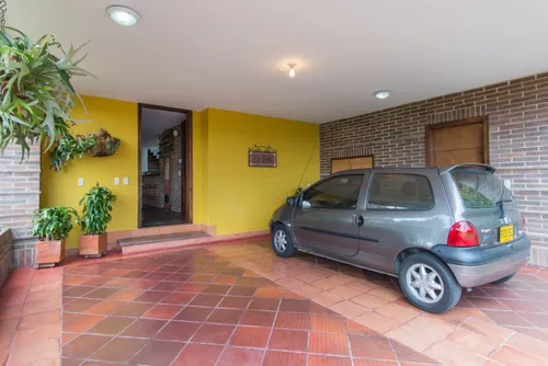 Casa En Venta En Loma Del Escobero. Cod V1148