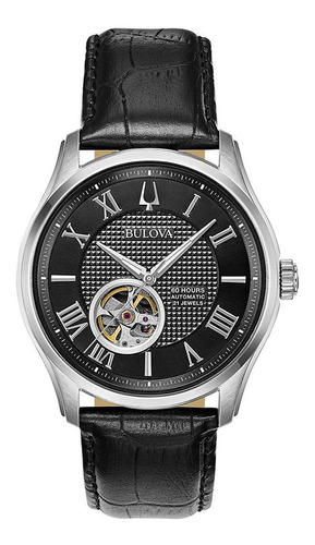 Reloj de pulsera Bulova 96A217 de cuerpo color plateado, analógico, para hombre, fondo negro, con correa de cuero color negro, agujas color plateado y blanco, dial plateado, minutero/segundero blanco, bisel color plateado y mariposa