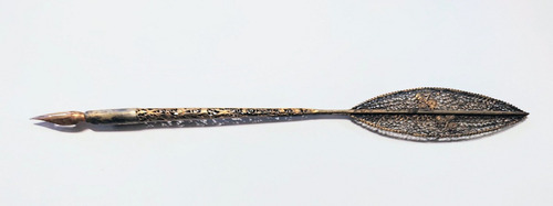 Antigua Pluma De Tinta Con Filigrana De Bronce Trabajado.