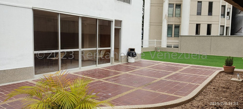 Bello Y Cómodo Apartamento Remodelado En Venta Los Naranjos Del Cafetal, Caracas 23-22903