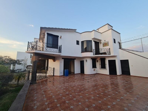 Se Vende Residencia En Misión Concá, Roof Garden, Cto Serv, 4 Recamaras, 4.5 Bañ