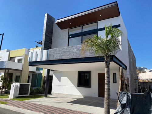 Venta De Casas En Portanova: 4 Recamaras, Una En Pb, 4.5 Bañ