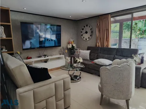 Espectacular Casa Con Áreas Amplias Y Senderos Pa...(mls#254950)