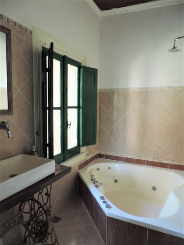 Histórica Casona De Familia Thompson En Alquiler En Delta Del Tigre. 8 Suites Tipo Hotel, Alojamiento Para 20 Personas Cómodas. Piscina, Terrazas Sobre El Arroyo. Tranquilidad Total. Paz.