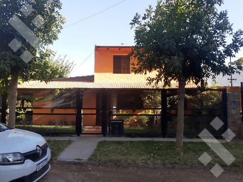 En Venta, Casa De 3 Habitaciones Y Quincho, Plottier.