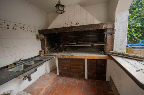Casa De 5 Ambientes Escritorio, Playroom Y Dependencia De Servicio En Venta, En La Lucila.